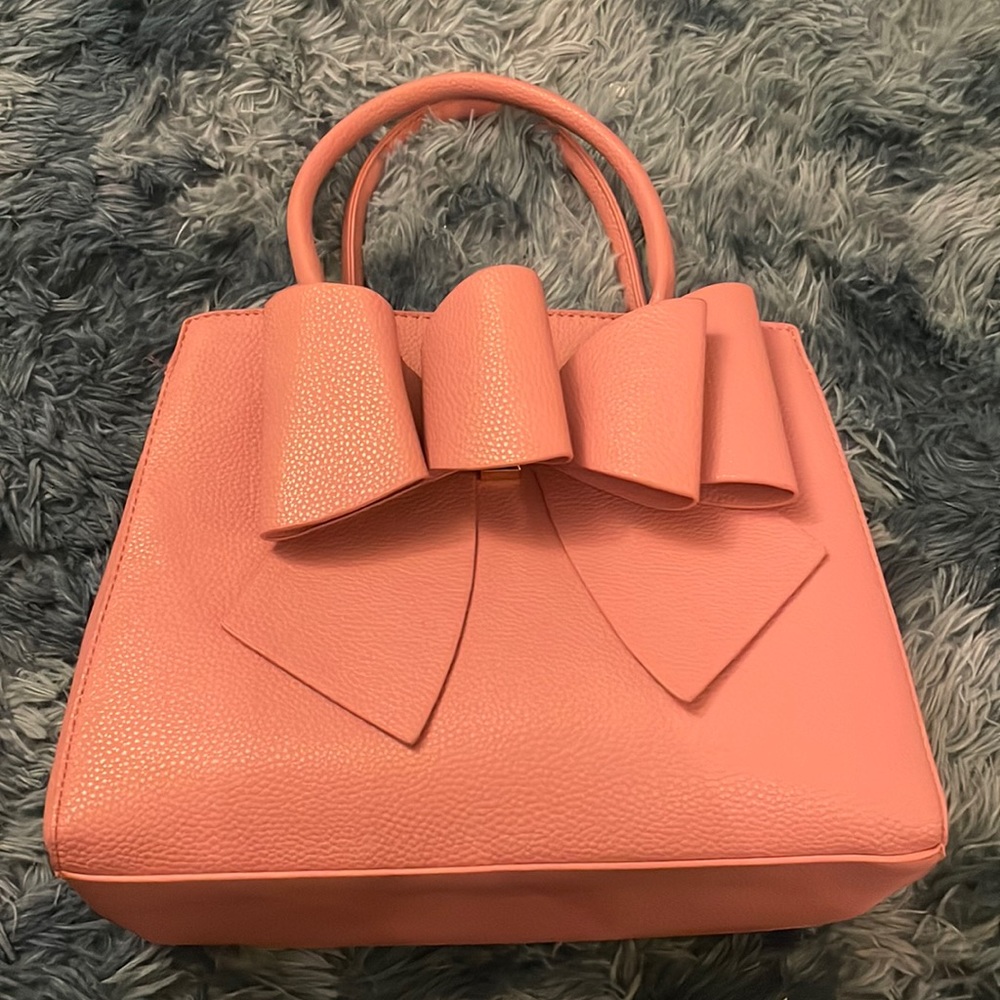 Pink purse with bow